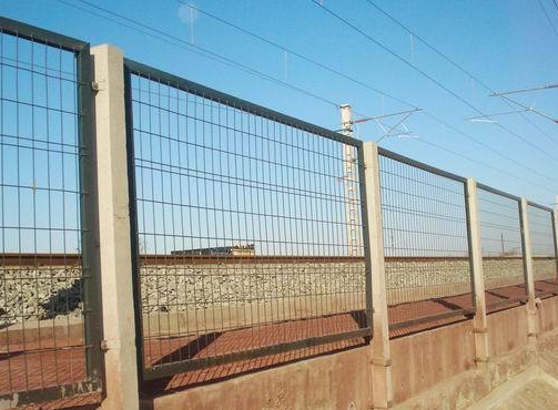 安徽省怎么选择优质的防护围栏网产品？