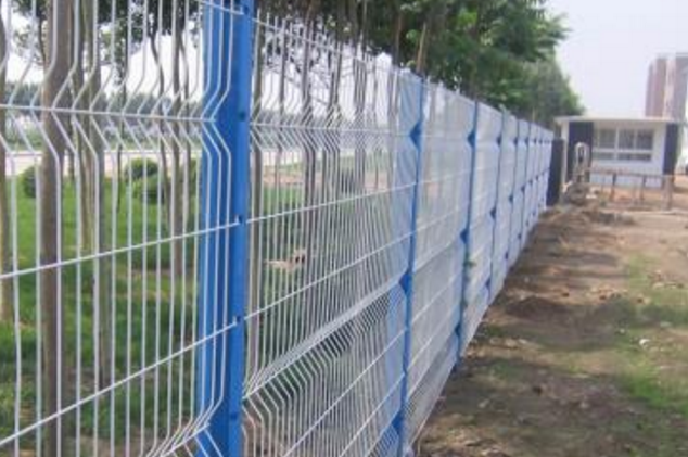 绿色养殖铁丝网与绿色体育场围栏网有什么不一样？