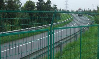 北京高速路上的翅膀围栏网